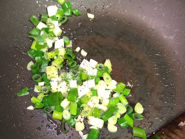 爆香後加入蔥末拌炒
再加入鹽巴及黑胡椒拌炒
拌勻即可盛起來備用