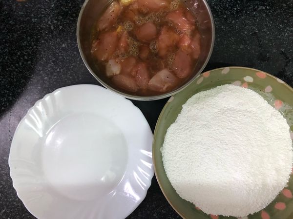 準備兩個盤子
一個倒入木薯粉（地瓜粉）
一個放沾好粉的雞肉