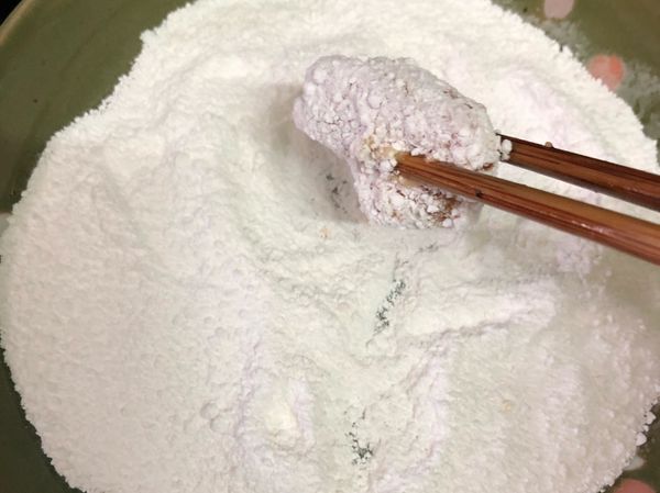 把每塊雞肉均勻的沾滿粉
沾滿後稍微抖動，將沒有附著的粉抖掉