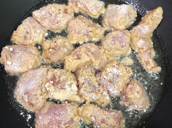 油鍋熱後放入雞肉用中火炸
剛放入時不要移動，不然粉容易散開