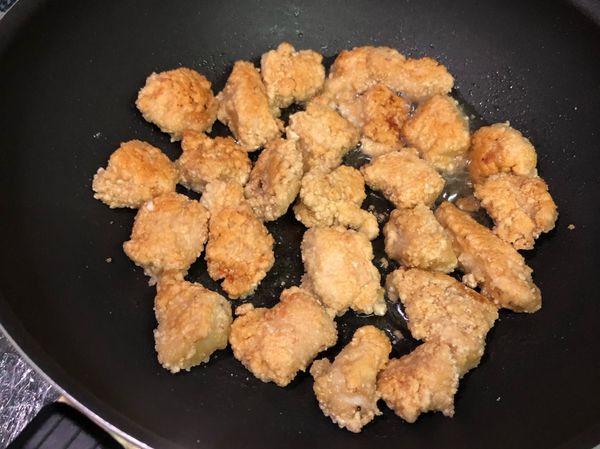 因為使用的油比較少，所以可以將鍋子傾斜
使每一塊雞肉都炸到