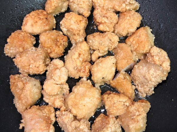 大約炸8-10分鐘後，確認雞肉熟
開大火把油逼出來，也讓外皮更酥脆