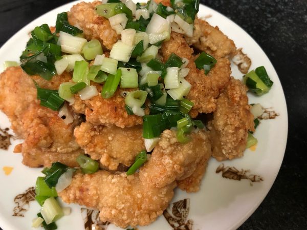 盛盤後灑上事先做好的蔥鹽
就是一道美味又不油膩的炸雞