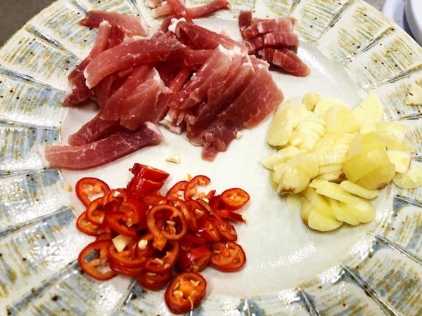 里肌肉切片後拉切成條，蒜切薄片，大辣椒切末。