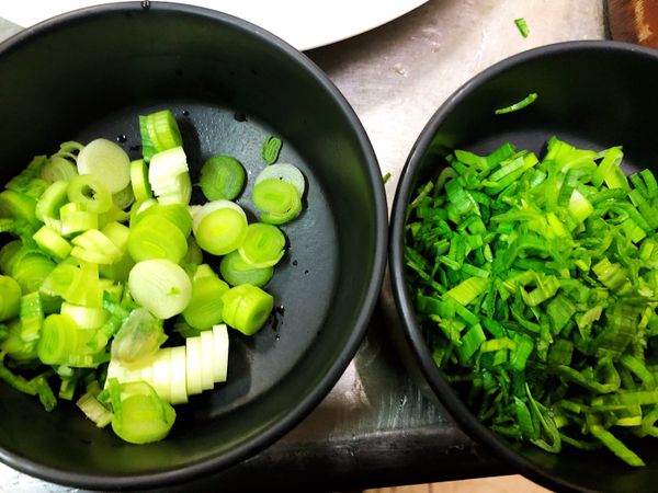蒜苗切末。