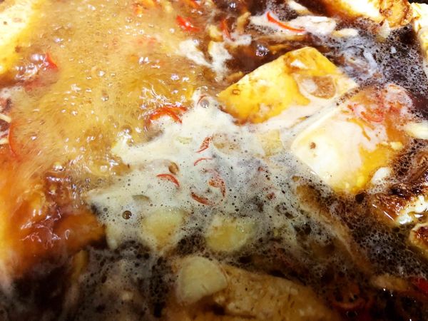 嗆入醬油後，下高湯至淹蓋豆腐為止，下完高湯後把所有還沒下的調味料通通入鍋。
如果沒有高湯，也可以用一般食用水。高湯要使用沒有鹹度的。