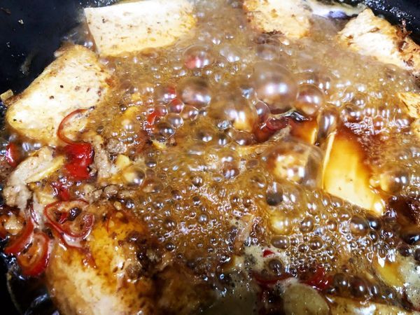 下完高湯後，直接大火開煮，煮至收汁。