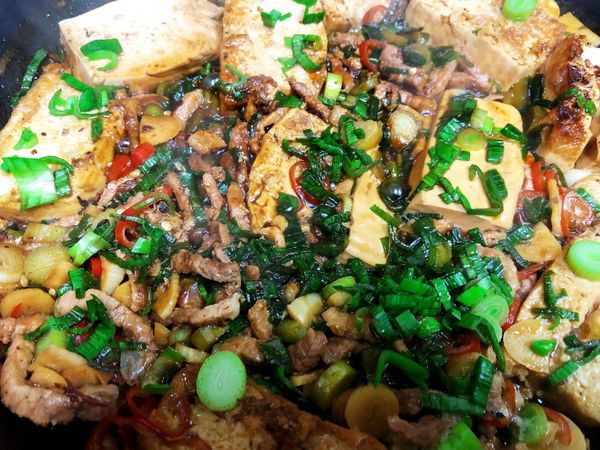 再來這邊有兩個做法，一個是等湯汁收到剩下約末20%後下少許太白粉水勾薄芡上鍋。
另外一種做法是直接大火讓湯汁直接收到剩下約5%左右直接起鍋。
個人推薦第二種。