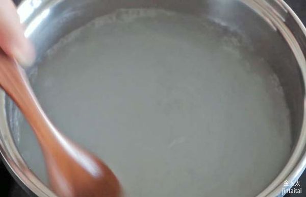 麵糊料燒開後加水(600ml) 好好混合，然後放涼備用。