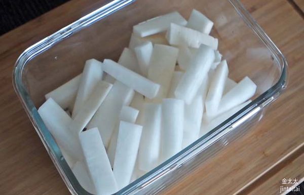 蘿蔔切 1X1X4cm大小，鹽醃 1小時