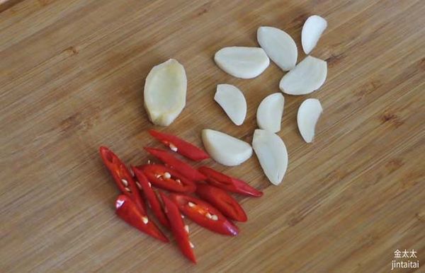 紅辣椒，蒜頭，薑切片