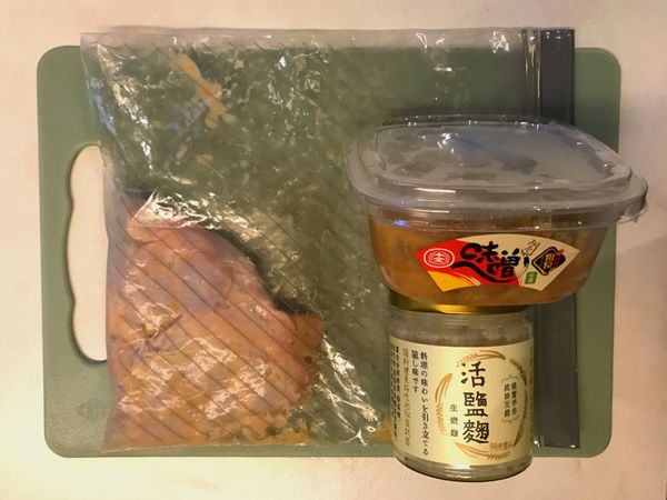 在夾鏈袋裡加入雞腿味噌和鹽麴
密封後搓揉幫助入味
靜置冰箱一夜（起碼5-6 小時）
