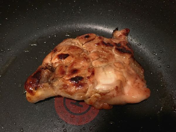 醃漬完成後
將雞腿放入鍋中 不加油
以中火慢煎
需時時確認是否過於焦黑
翻面三至四次後
即可插入叉子或牙籤確認肉是否已熟