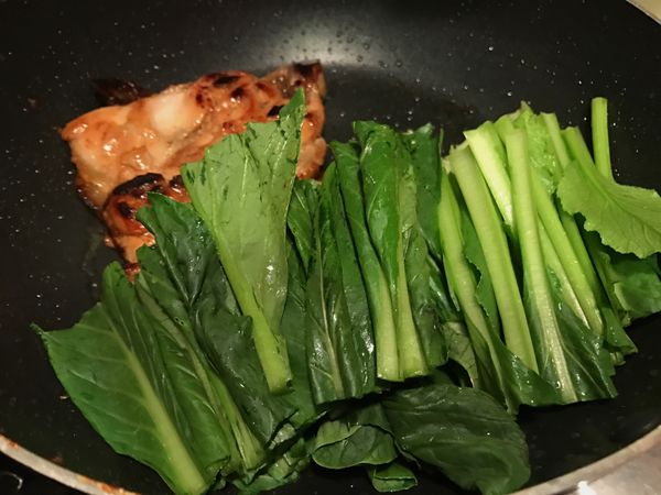 雞腿快熟前 
可以放入小松菜和鴻禧菇
以雞汁快炒蔬菜