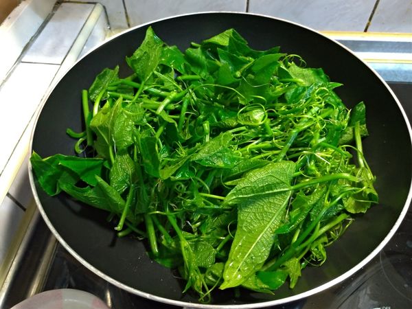 起油鍋爆香薑絲，下洗淨且剝除老梗的龍鬚菜。
➡️有些人會怕龍鬚菜有澀味，也可先川燙過再炒。