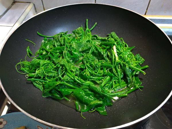 加水淹過龍鬚菜至少一半，燜煮3~4分鐘至菜開始變軟。