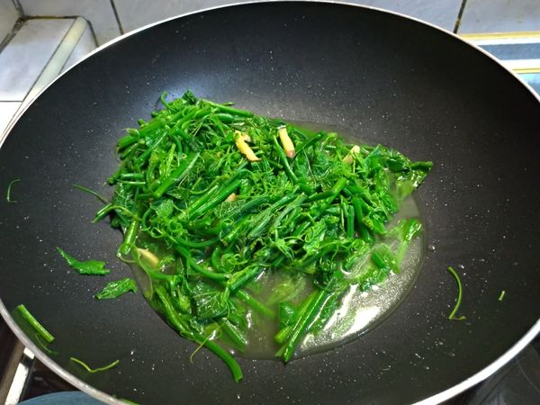 龍鬚菜變軟後，加鹽及一匙鮮味炒手，拌炒均勻約1~2分鐘即可。