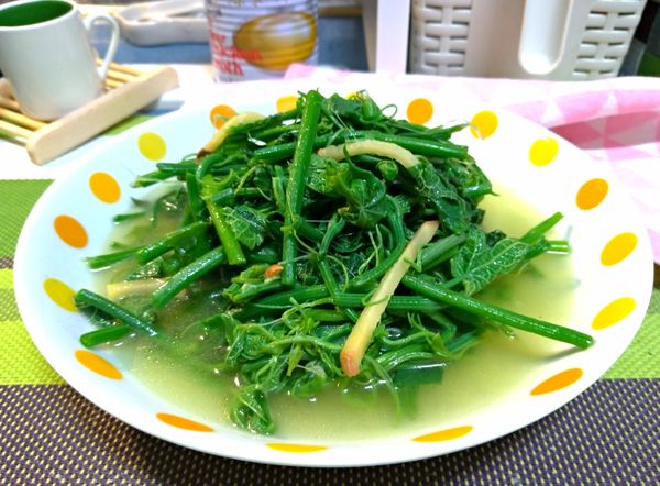 燜過的龍鬚菜很Q，配薑絲炒可以吃出原本的清香，有點湯汁好入味，配粥也很適合。