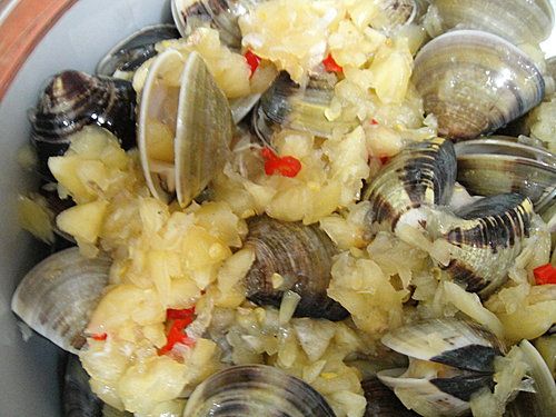 步驟2加辣椒末.蒜頭末.酒.醬油