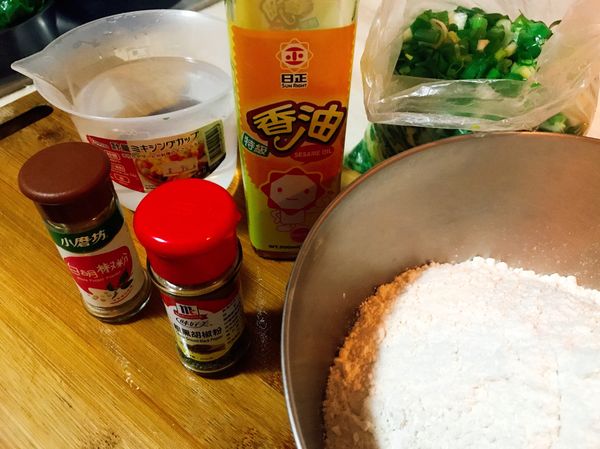 麵粉部分可用中筋麵粉（我因為只有低和高粉，所以是低高各半混合）～

鹽巴加入溫熱水內～