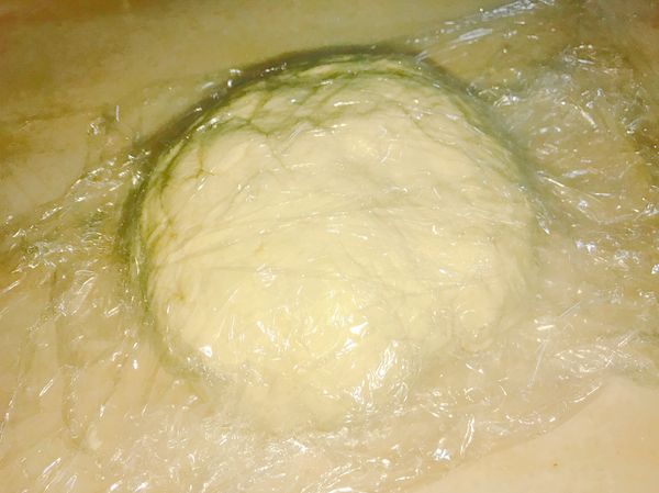 成團的麵團靜置，抹一點香油在麵團表面後，蓋上保鮮膜，鬆弛1.5小時。（麵團會變大）