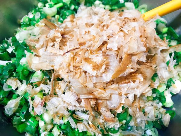 餡料準備。蔥末加黑胡椒粒粉、白胡椒粉、胡椒鹽、香油、柴魚～拌勻