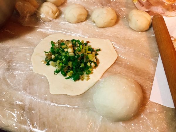 麵團揉成一條蛇狀，再捏一塊塊，桿平包入餡。要吃的時候再煎～～