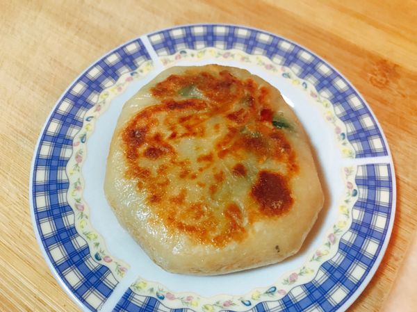 煎的時候，鍋熱後，放入油，放入蔥餅，加麵粉水，蓋鍋蓋，中小火慢煎～兩面煎金黃即可～