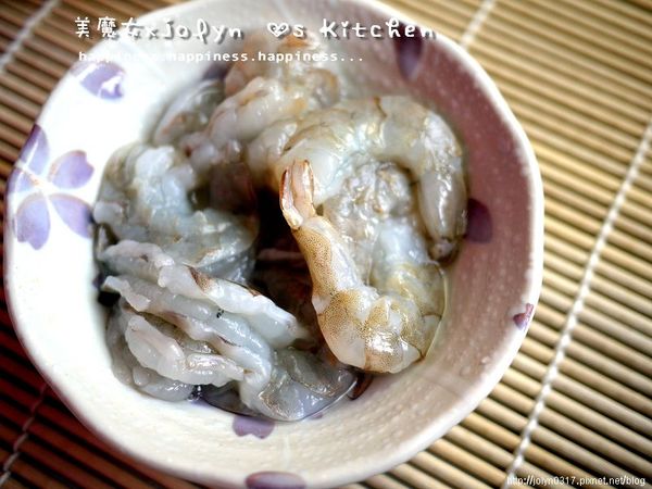 大白蝦去頭、尾，剝殼去腸泥剖背