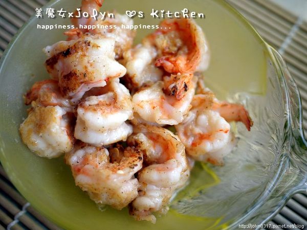 白蝦仁依序用[蝦仁醃醬]米酒、塩、黑胡椒粉抓勻後，２面沾附薄薄蕃薯粉下鍋煎熟備用