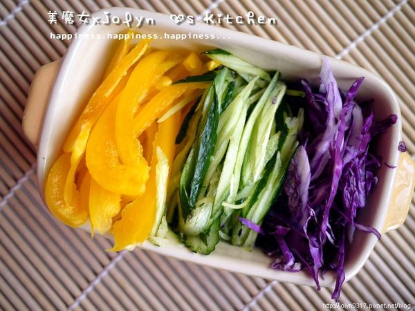 [副食材]紫高麗菜、小黃瓜、黃椒切絲過冰水瀝乾備用