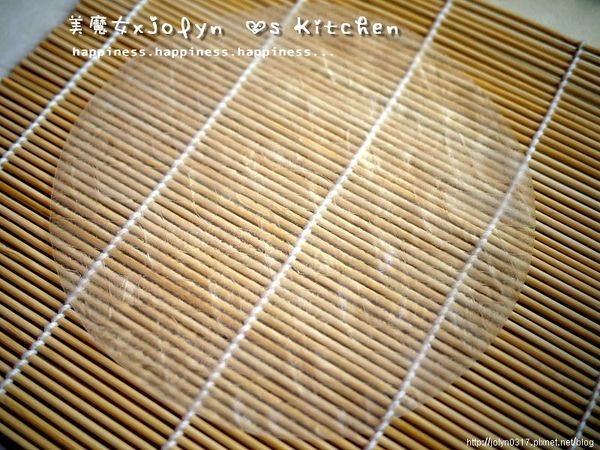 將米紙2面噴水，待１分鐘即可開始包食材