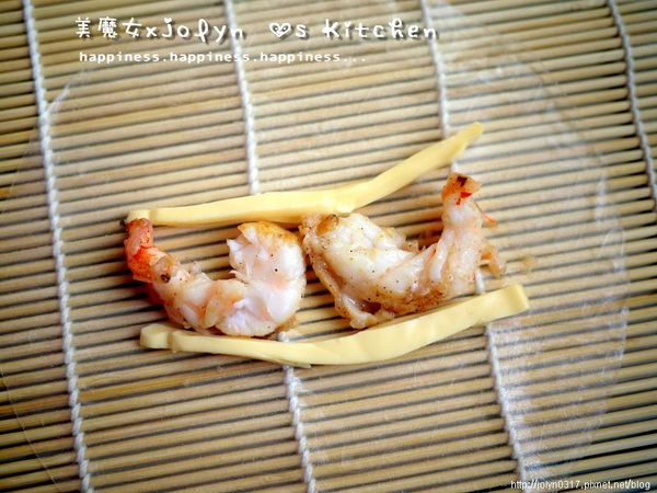 米紙擺上蝦仁、起士條