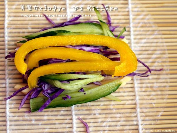 再加上紫高麗菜絲、小黃瓜絲、黃椒絲