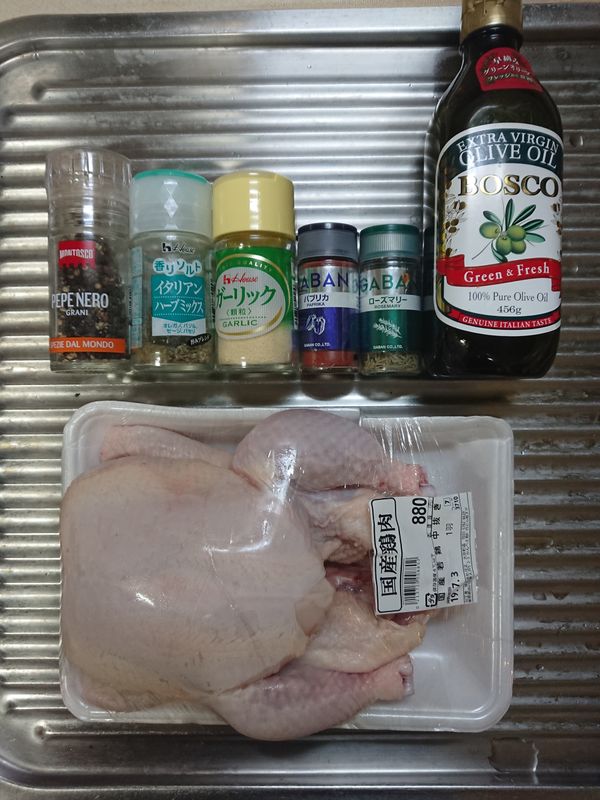 準備食材如圖。香料其實非常隨興，家裡適合肉類的全部拿來加～不一定要全部按照這個食譜。唯一一定要有的是紅椒粉，烤出來的顏色才會美味可口的樣子（紅椒粉不會辣，增加香味及色澤用）。