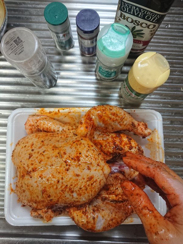 均勻塗抹在雞肉上，包好放置冷藏庫醃製一天。