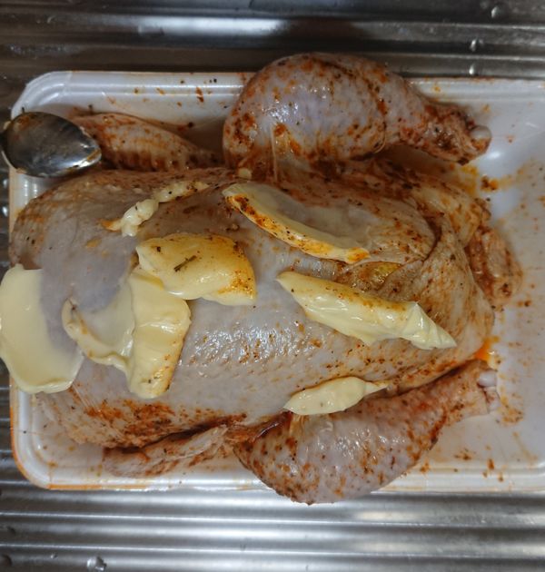 將奶油均勻塗在雞全部的表面，此時可再補些紅椒粉。