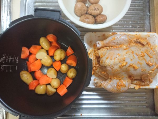 將耐烤蔬菜墊在下方，不耐烤的蔬菜於剩30分鐘時再放入。