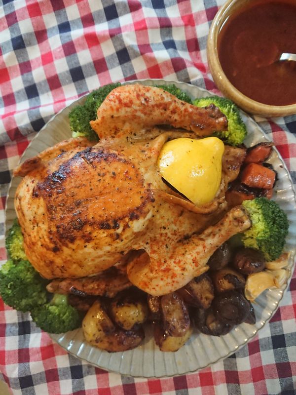 將雞取出後，底部雞油倒入醬料碗，加鹽；取出雞肚內檸檬，切半顆擠汁入醬料碗內拌勻，即可做為烤雞沾醬。