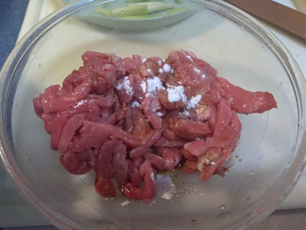 牛肉先以醬油，米酒及一點太白粉抓醃，量不用太多。