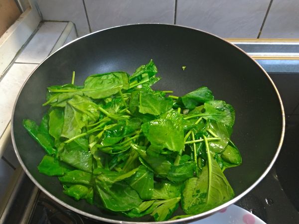 原鍋下一點蒜末炒芥藍菜，並加一點水或高湯。