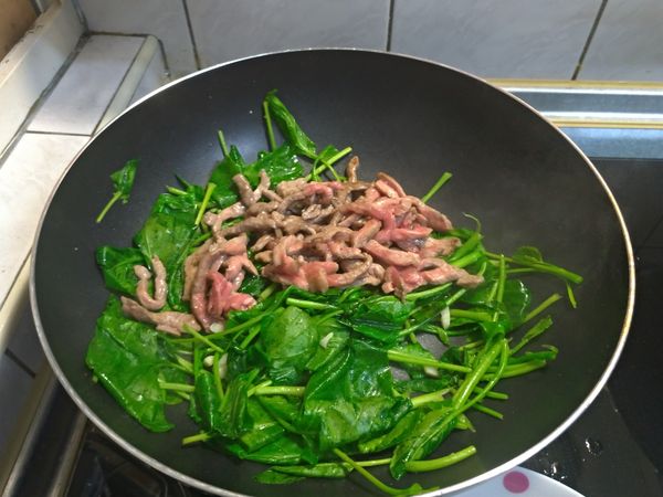 炒至芥藍菜變的略軟，下牛肉一起拌炒。