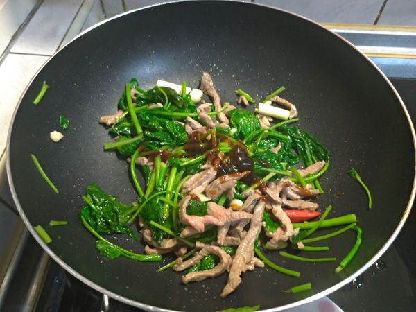 最後下辣椒，蔥段及蠔油還有一點糖炒勻，淋點米酒提味即完成。
➡️這邊動作要快速炒完起鍋，炒過頭牛肉會太老。