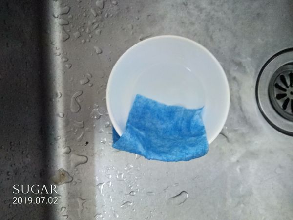 拿廚房那包來洗碗，取代抹布（,紙抹布，外面隨身打開輕巧薄抹布那種）,很方便。最主要洗了不會破。