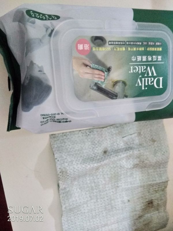 事實上用來擦一下我房間灰塵和桌面，當懶人抹布用，擦一擦就清潔，平常工作忙，放假去上課，真忙沒整理環凈，懶人擦拭也不錯。懶人清潔法！！

成份：甘菊華粹取物，迷迭香粹取物，薰衣草粹取物，蘆薈粹取物，小蘇打，精緻水，抗菌劑，保存劑，香料。
所以，小蘇打成份可以清潔物品。