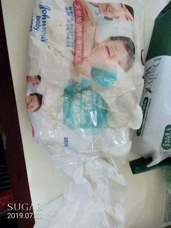 事實上用來擦一下我房間灰塵和桌面，當懶人抹布用，不用去洗手台，只要像濕紙巾那樣，用物。左邊濕紙巾是雙面沒粗糙用來擦手，皮膚。但右邊廚房濕紙巾是1面是粗糙材質，1面是平滑濕紙巾。