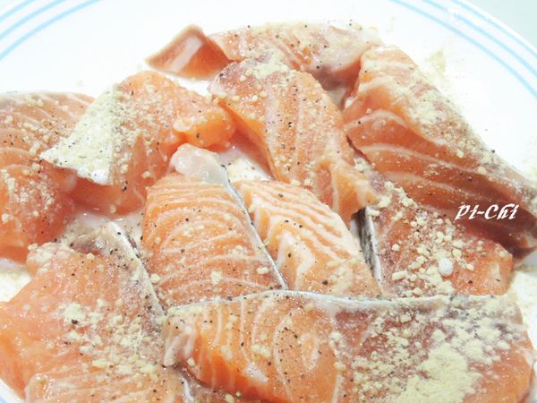 鮭魚切塊均勻沾上[調味料]