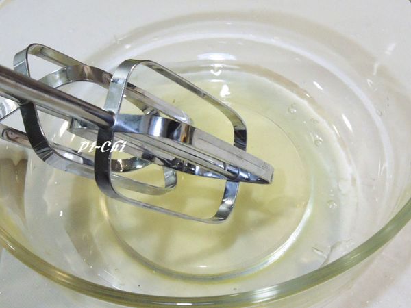 蛋白打發(使用冷藏過的蛋白比較容易打發)