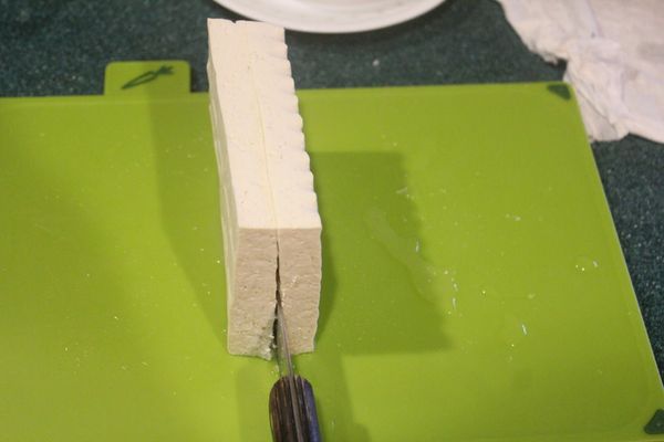 豆腐從侧邊一切為二。