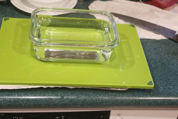 將豆腐用重物壓30分鐘，壓出多餘水分。